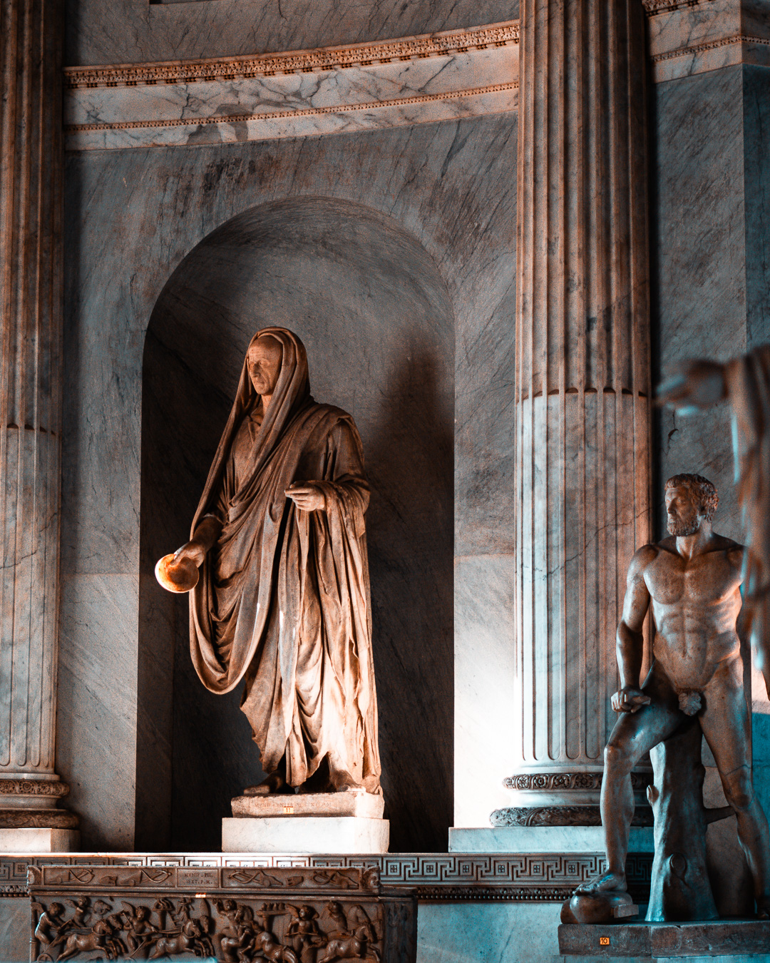 Sculpture of a Roman in toga in the Vatican museum