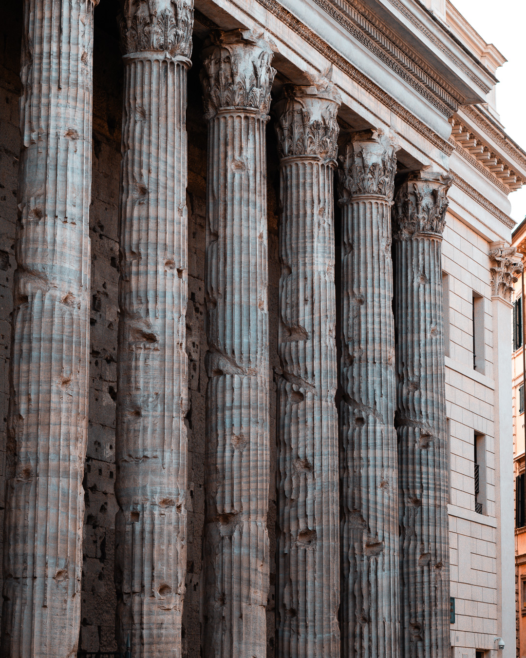 Il Tempio di Adriano pillars